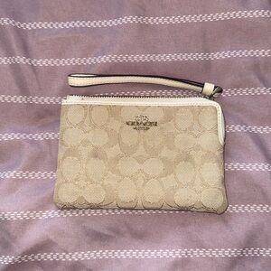 ‼️SOLD‼️ Coach | Beige Signature Canvas Zip Wristlet
